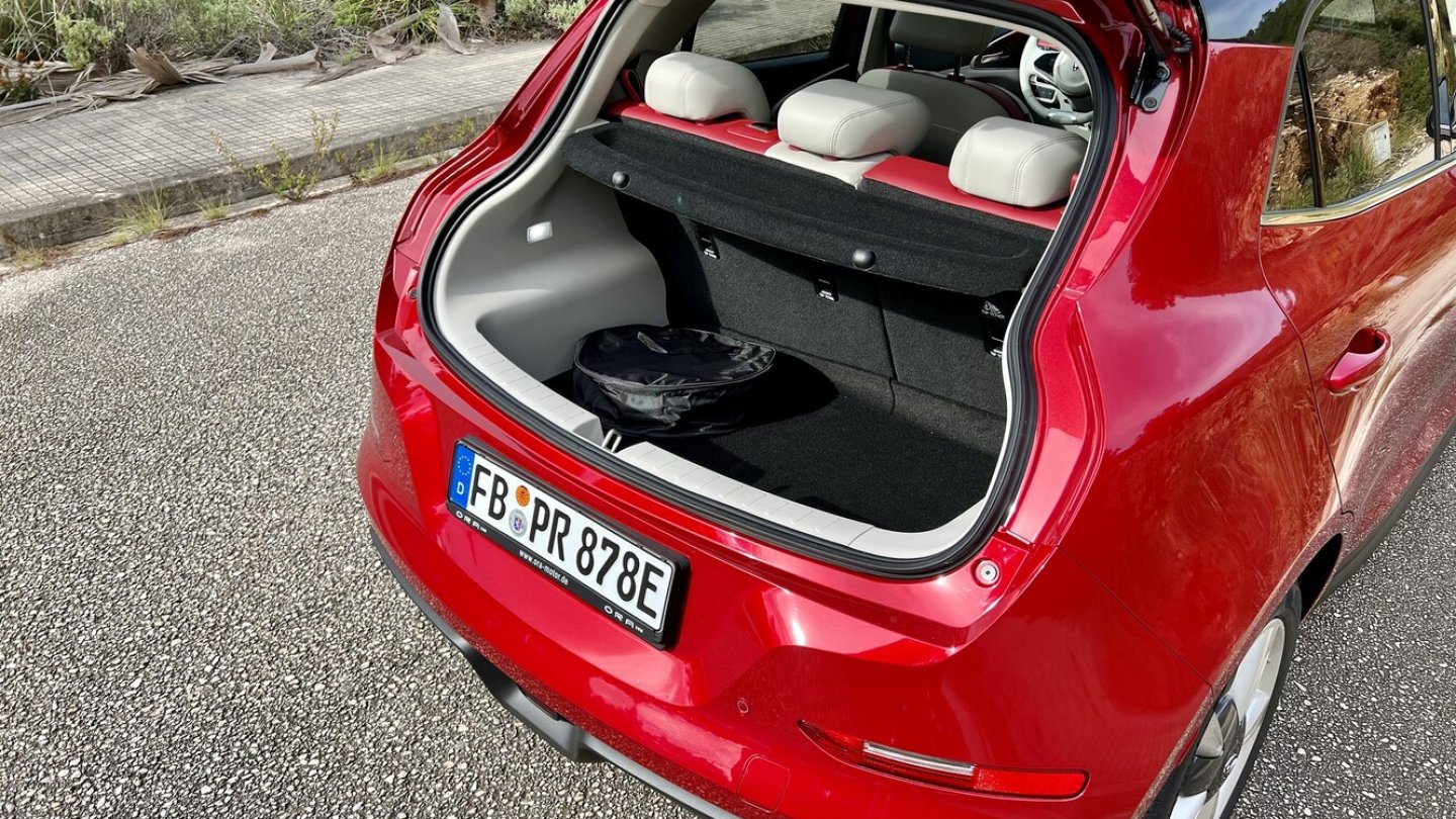 Das Kofferraumvolumen liegt mit 228 Liter unter dem vieler Kleinwagen.