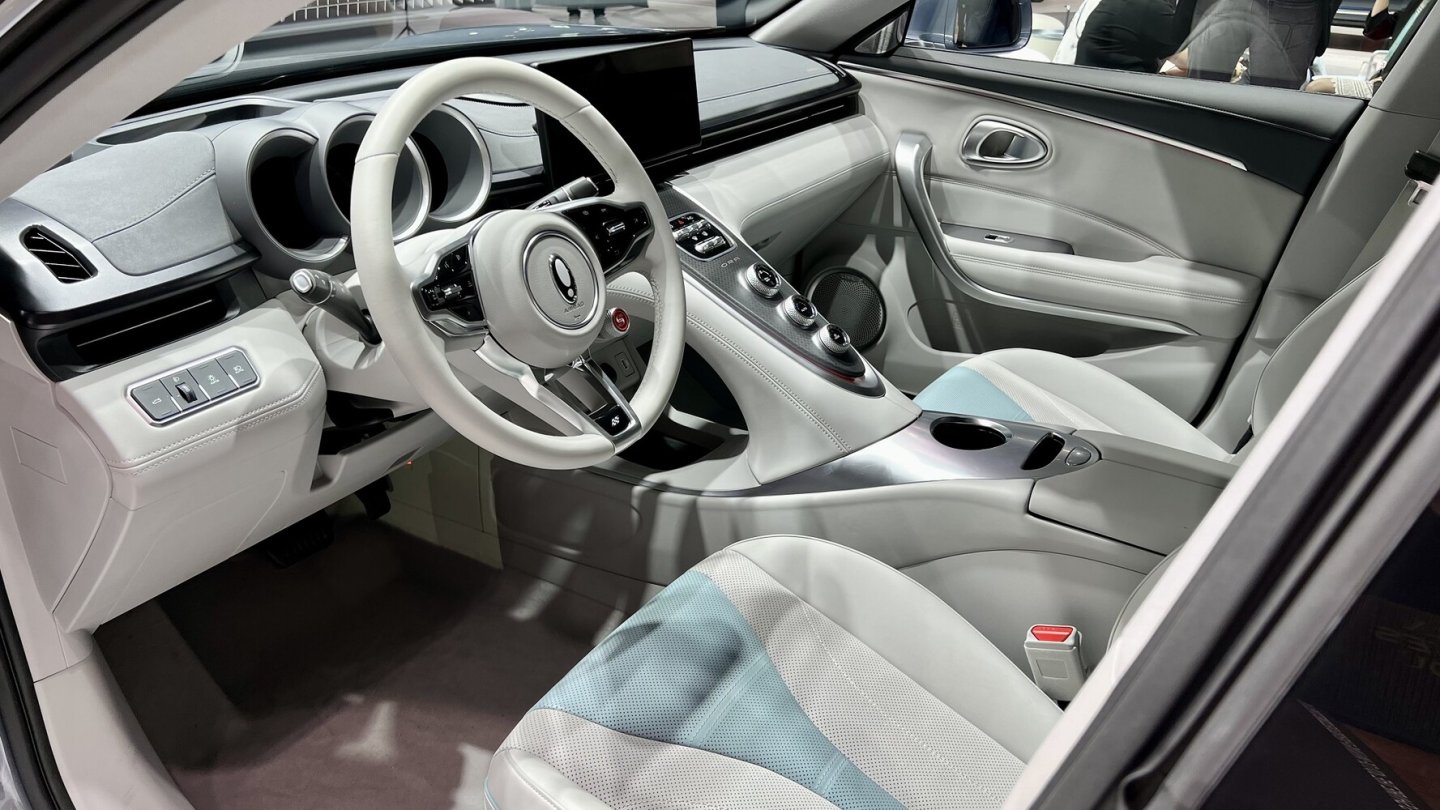 Sportliches Cockpit mit Instrumenten in Tuben.