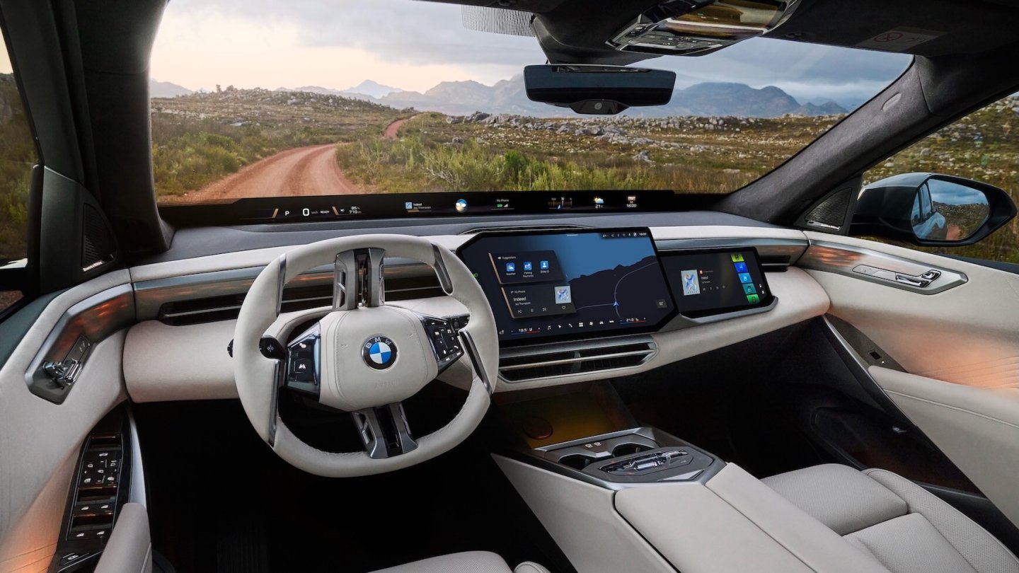 Auch der X5 hat das neue Cockpit, das BMW in alle Baureihen bringen wird.