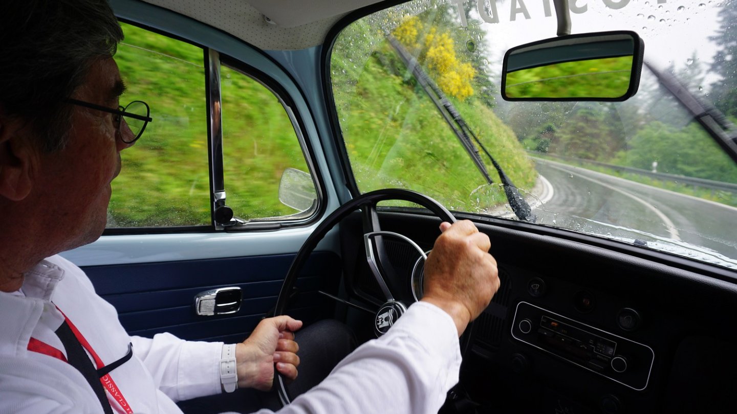 Kurvenkünstler Chrstian Geistdörfer im Aktion. Der VW Käfer gibt alles. Foto: Bernd Conrad