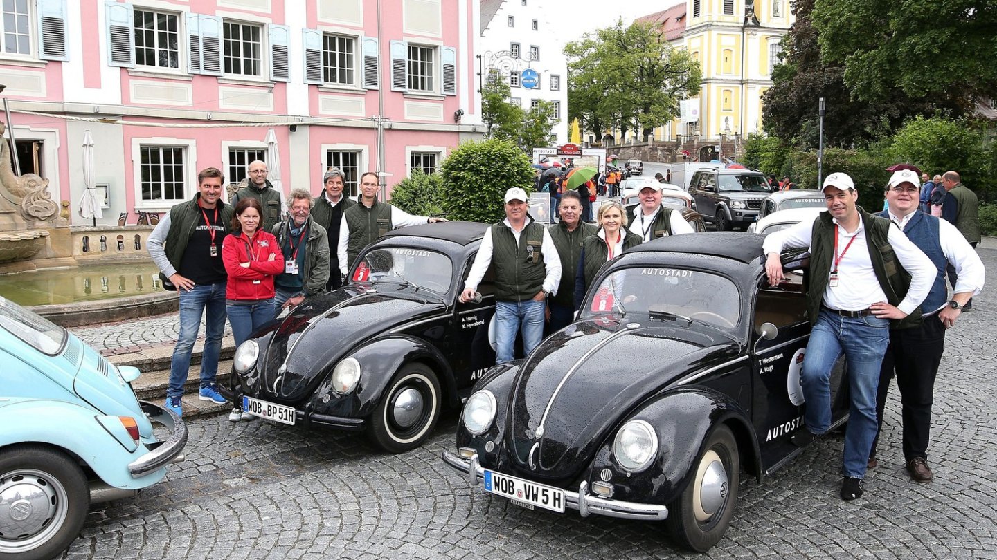 Alle sind glücklich und wohlbehalten im Ziel: Das Autostadt-Team der Paul Pietsch Classci 2016. Foto: Matthias Leitzke