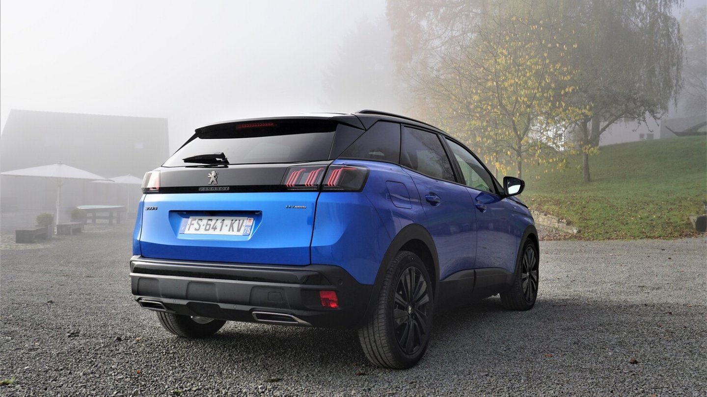 Der Testwagen ist ein Peugeot 3008 GT in der Farbe Vertigo Blau.