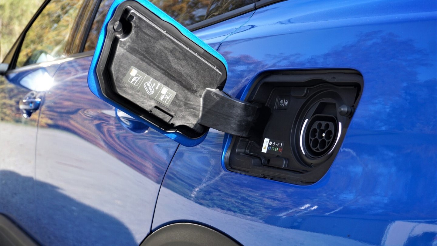 Der Ladestecker für die 13,2 kWh große Batterie befindet sich hinten links.