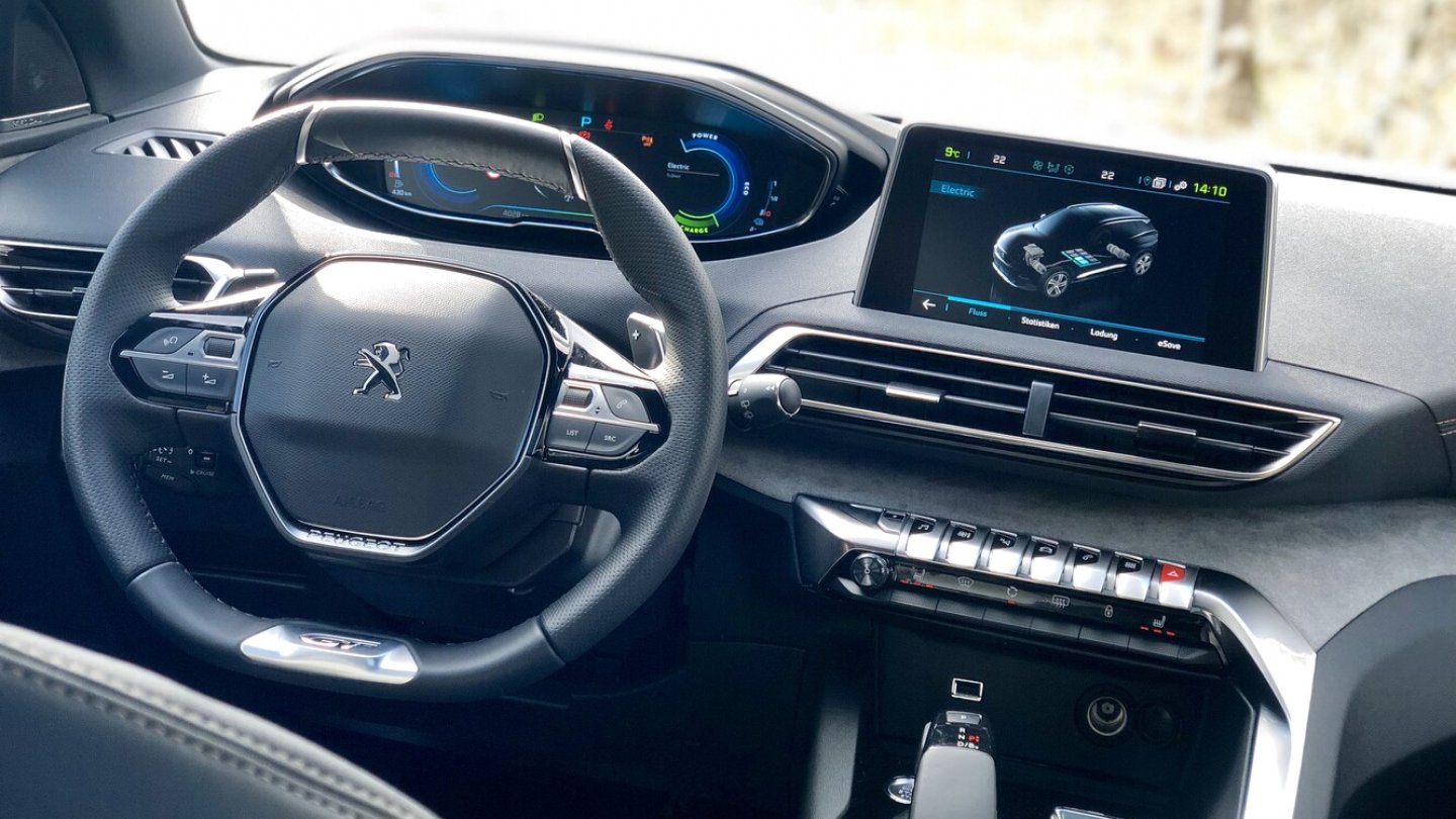 Typisches Peugeot-Cockpit mit digitalen Instrumenten über dem kleinen Lenkrad.