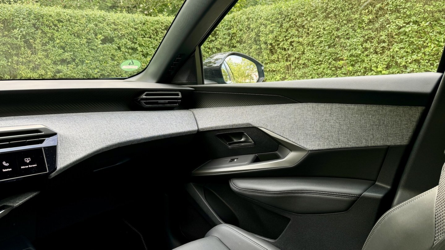 Der graue Stoff sieht gut aus, wirkt haptisch aber wenig hochwertig.