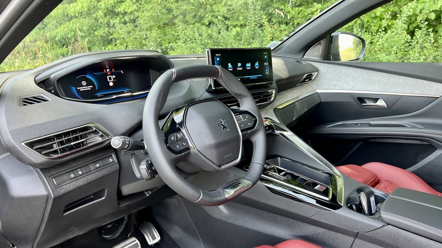 Das i-Cockpit mit kleinem Lenkrad ist bekannt. Die Instrumente sind über dem Kranz gut ablesbar.