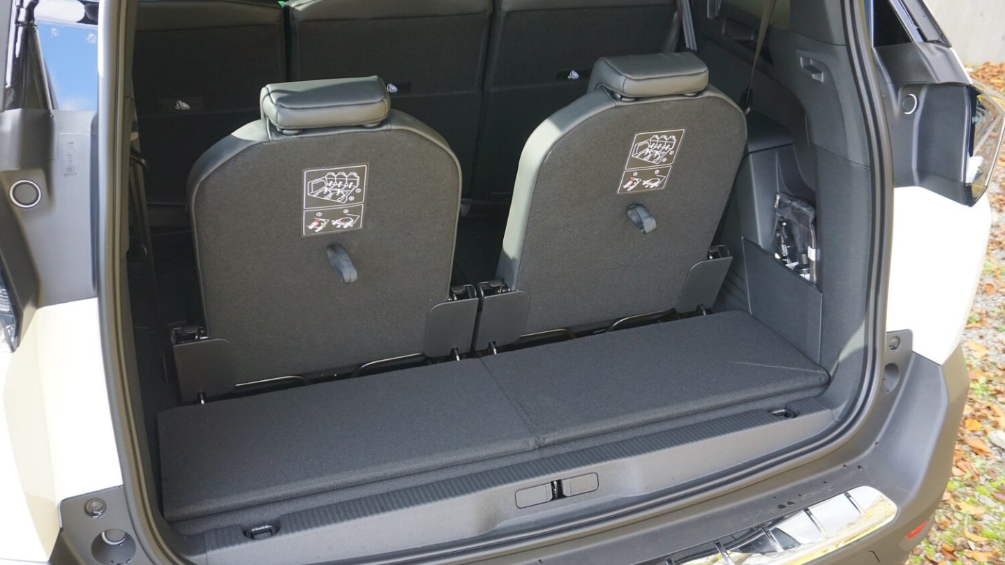 Die beiden Einzelsitze im 5008-Heck lassen sich in den Kofferraumboden falten.