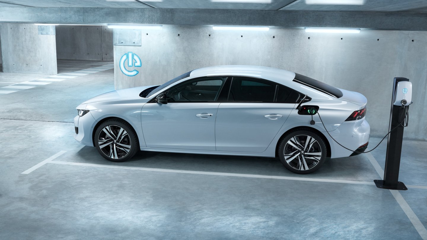 Den Peugeot 508 Hybrid gibt es als Limousine und Kombi.