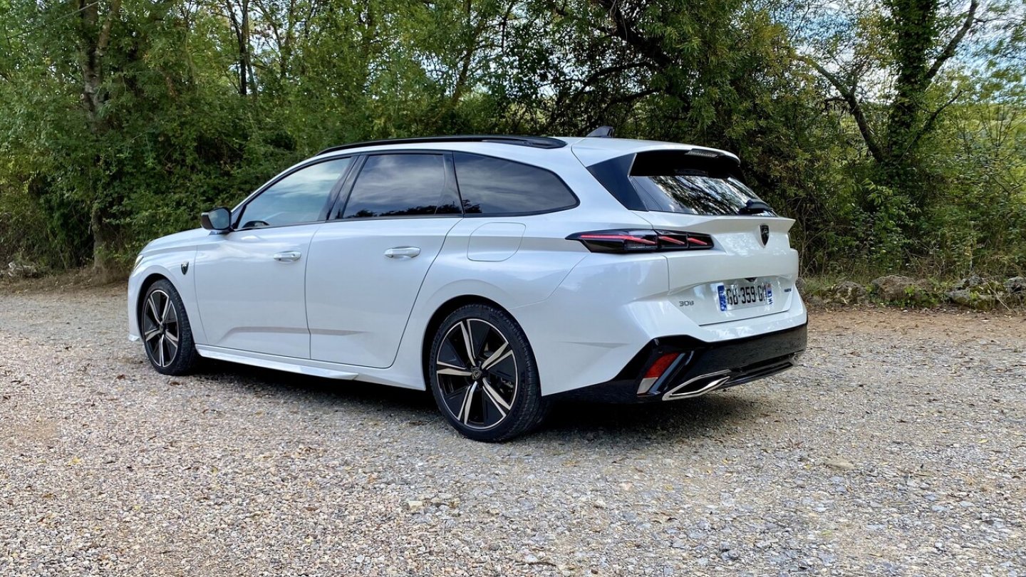 Der Ladezugang liegt beim Peugeot 308 hinten links.