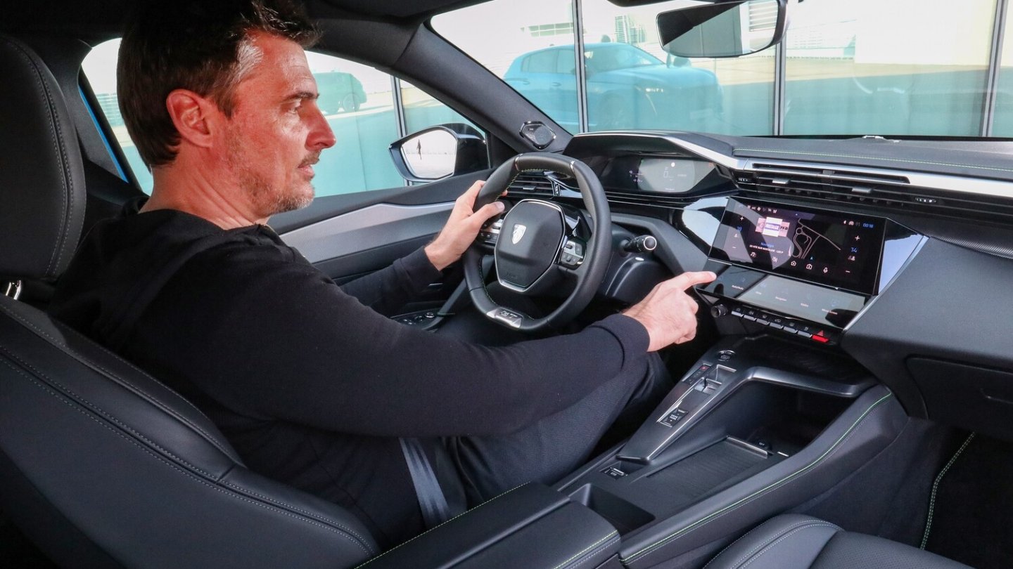 In den höheren Ausstattungsversionen hat das Cockpit digitale Menütasten.