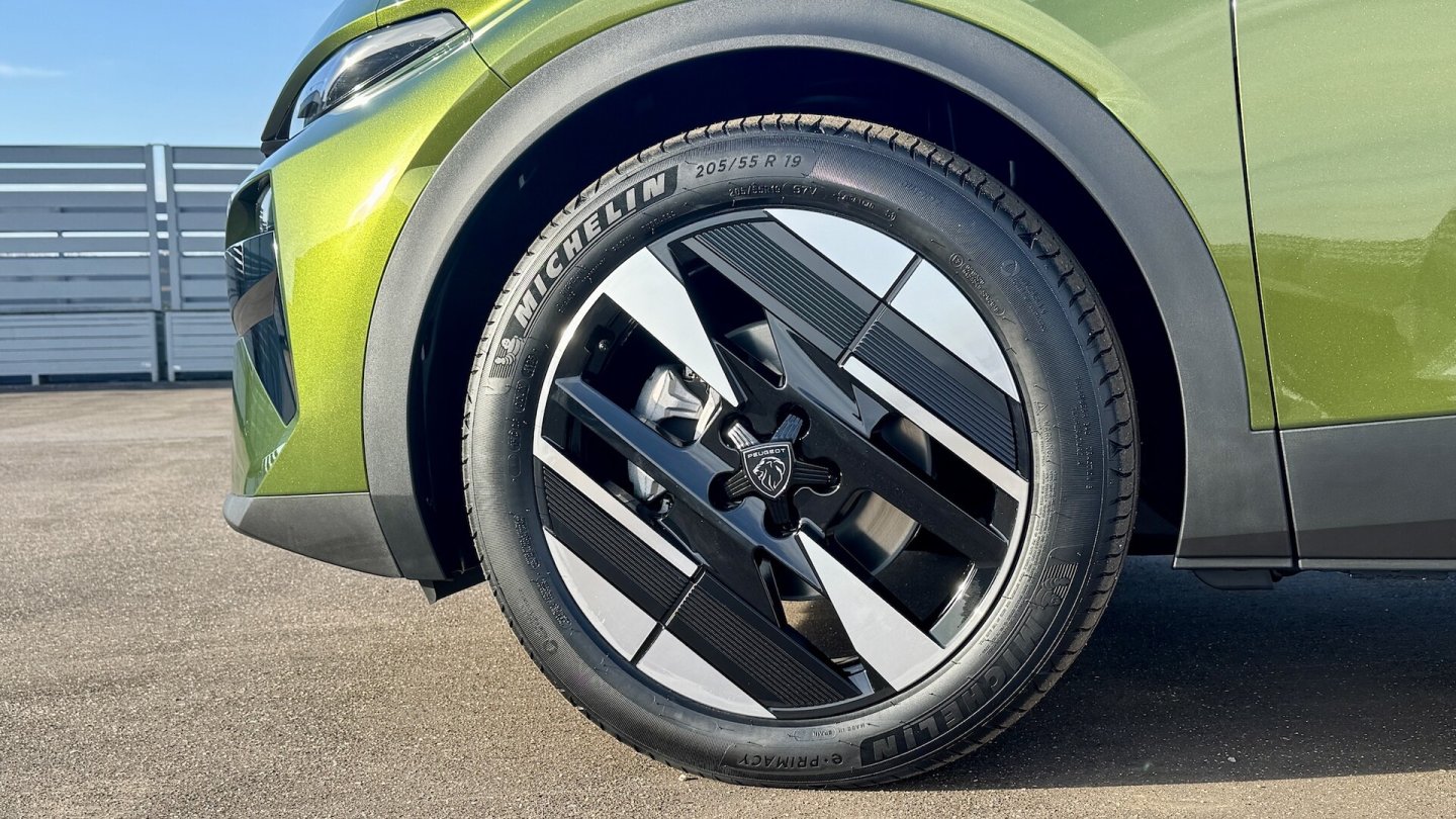 Die Felgen-Formate reichen von 17 bis 20 Zoll, hier im Bild der 408 GT mit 19-Zöllern.