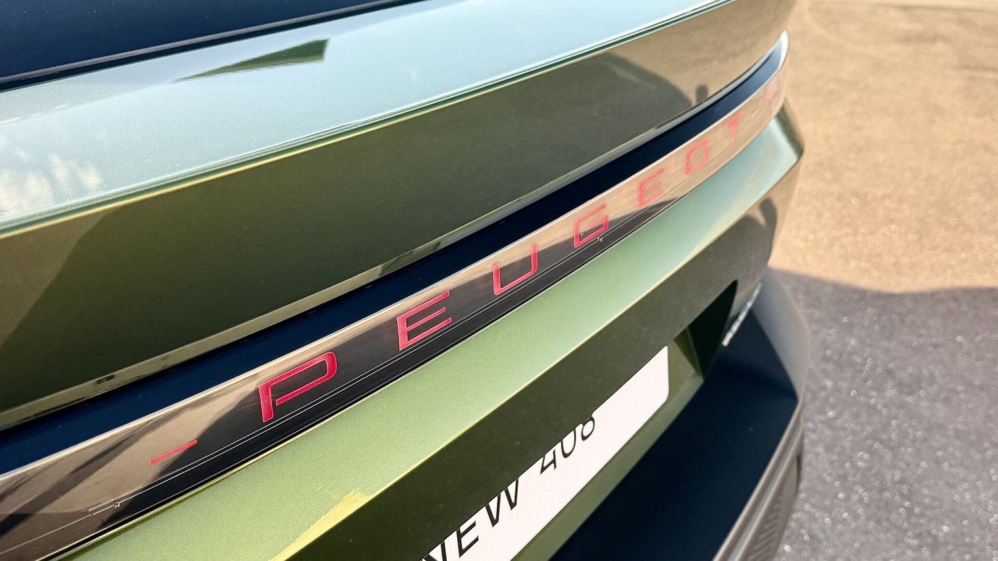 Der 408 ist der erste Peugeot mit illuminiertem Schriftzug am Heck.