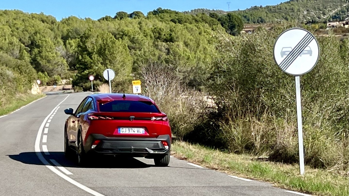Die volle Systemleistung kann nur mit ausreichend Strom im Akku erreicht werden.