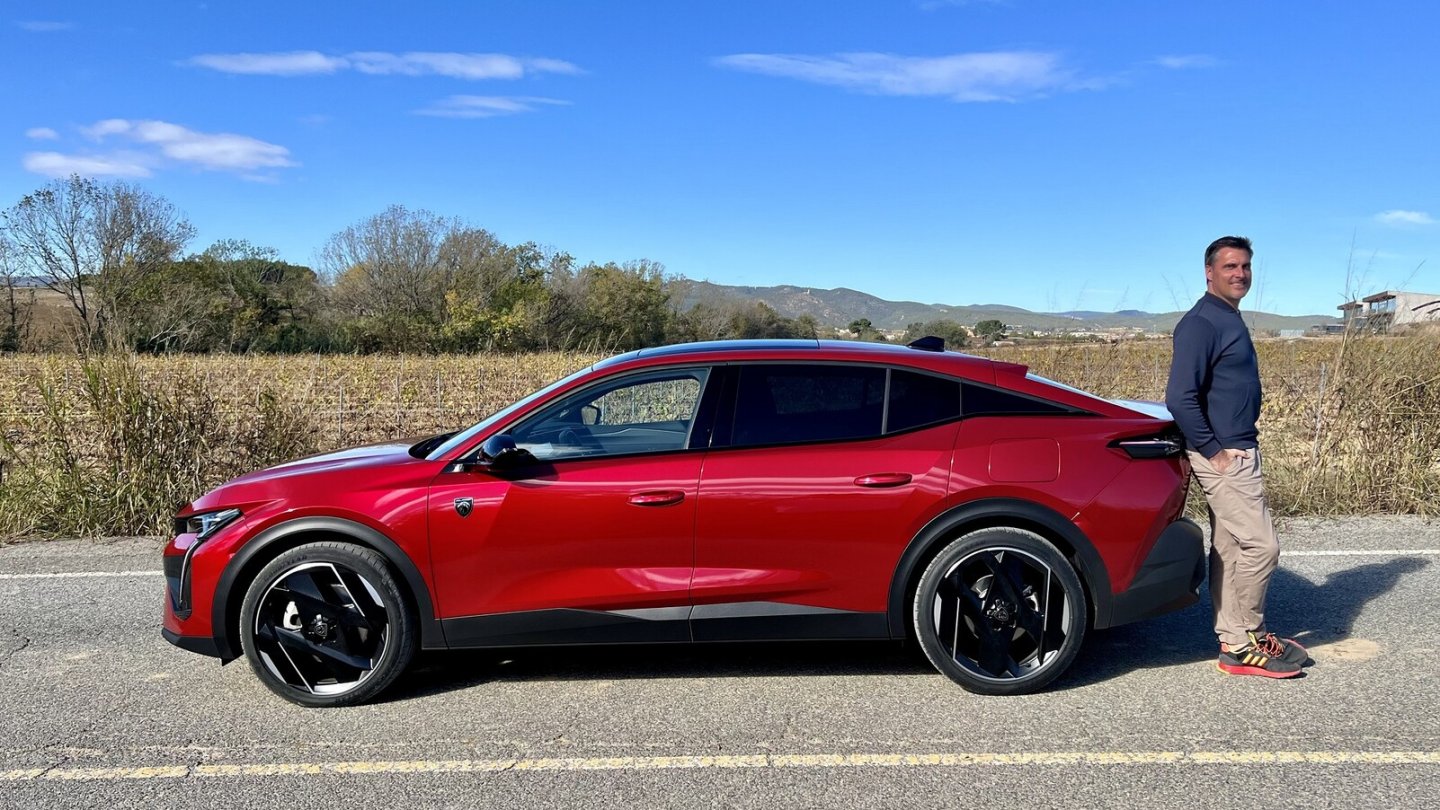 Der Peugeot 408 bietet viel Platz und frische Ideen, ist aber sehr teuer.