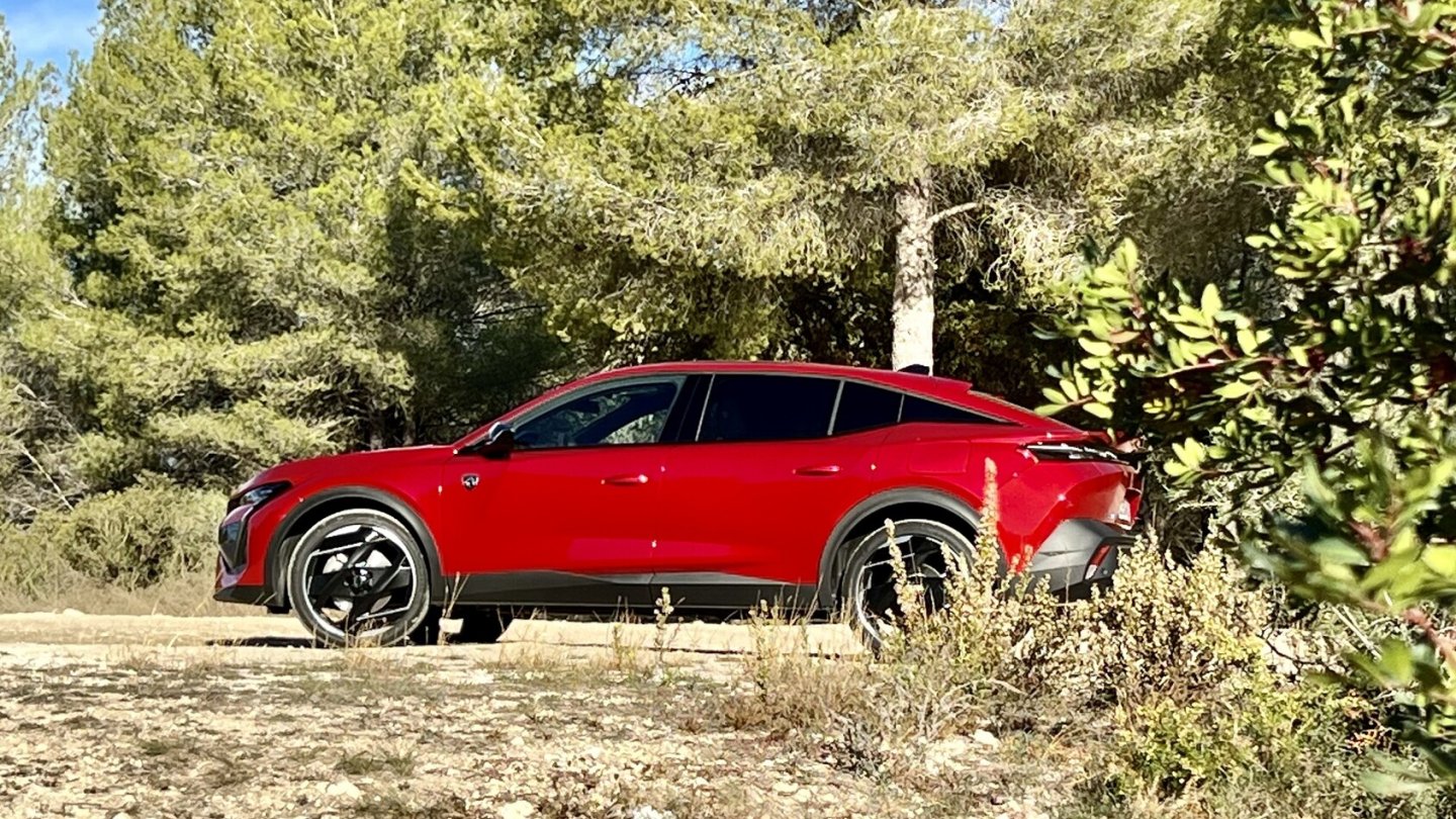 Metalliclackierung und 20-Zoll-Felgen kosten Aufpreis.