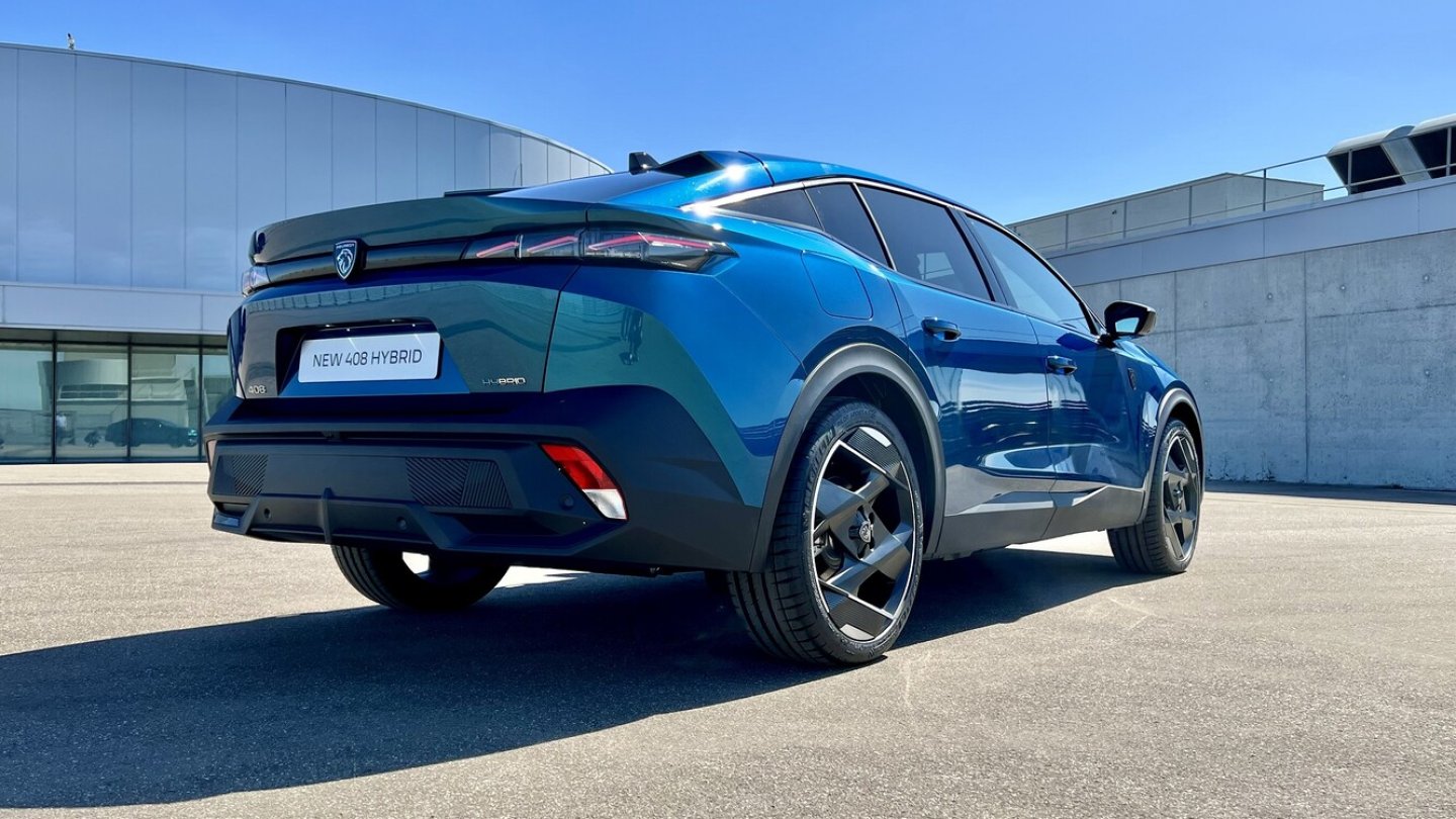 Das vorläufige Topmodell ist der 408 Hybrid mit 225 PS Systemleistung.