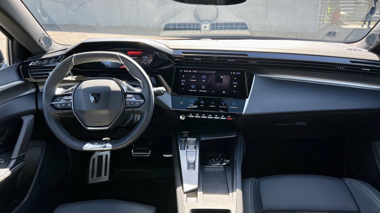 3D-Instrumente und Navi sind in der First Edition serienmäßig.