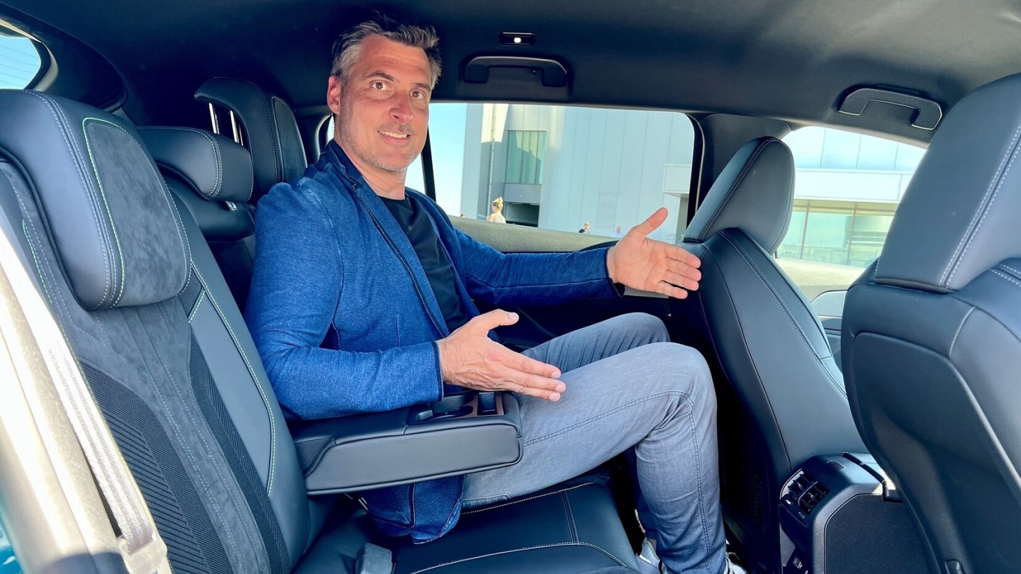 Die Beinfreiheit im Fond des Peugeot 408 beeindruckt.