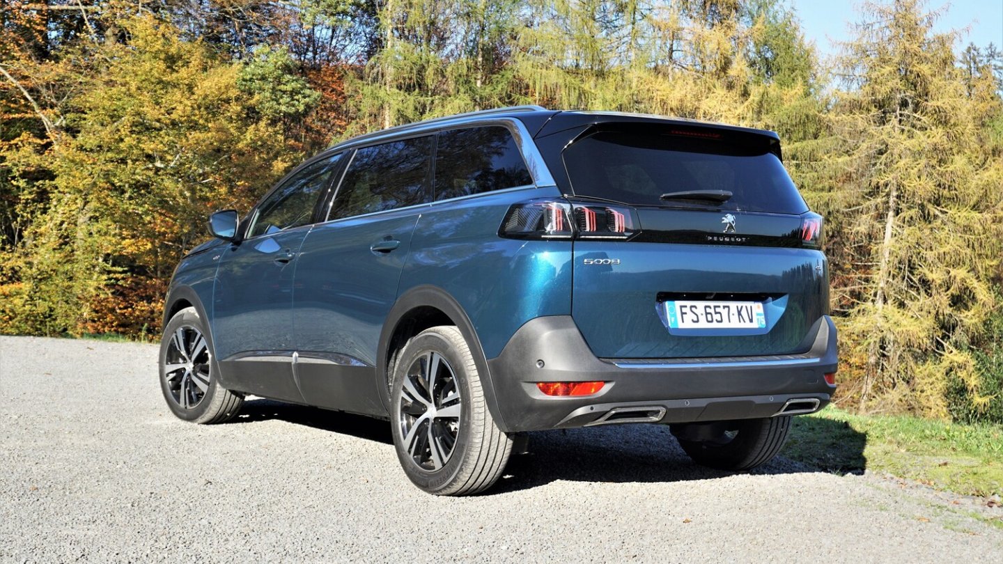 Das steile Heck betont die Länge des 5008.