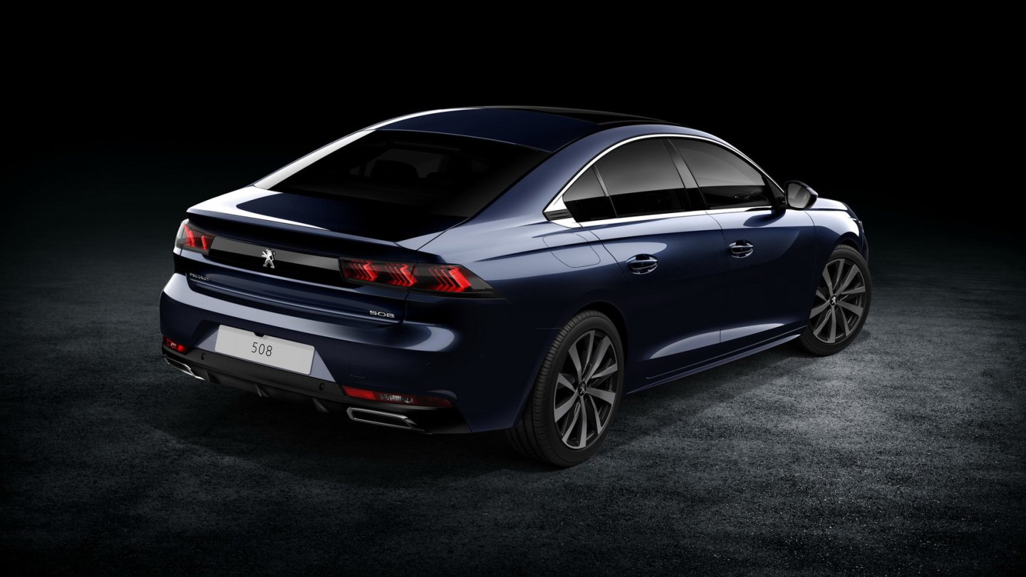 Die LED-Signaturen am Heck sollen Löwenkrallen stilisieren.