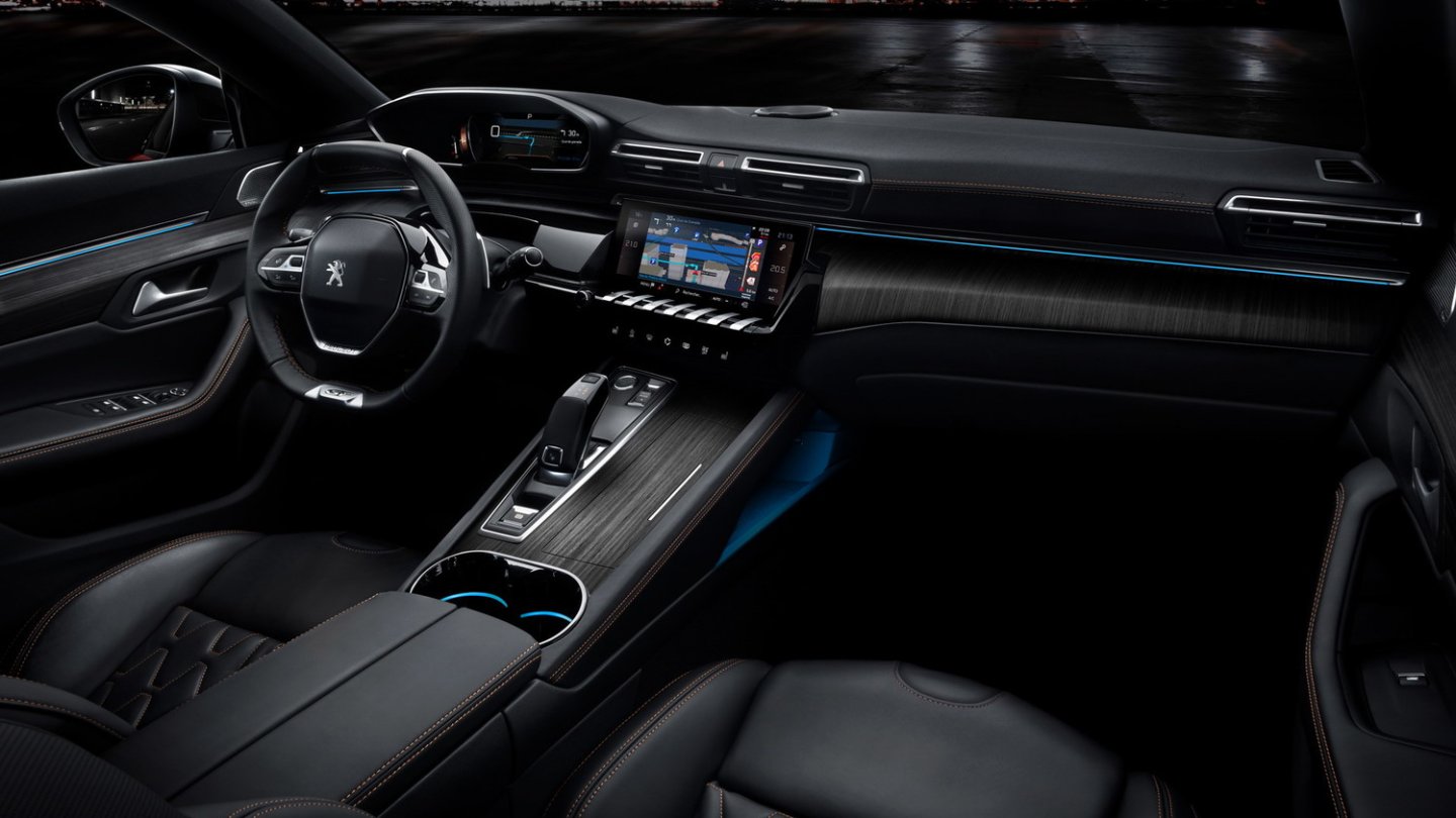 Pgeugeot bleibt auch beim 508 dem Cockpit mit kleinem Lenkrad treu.