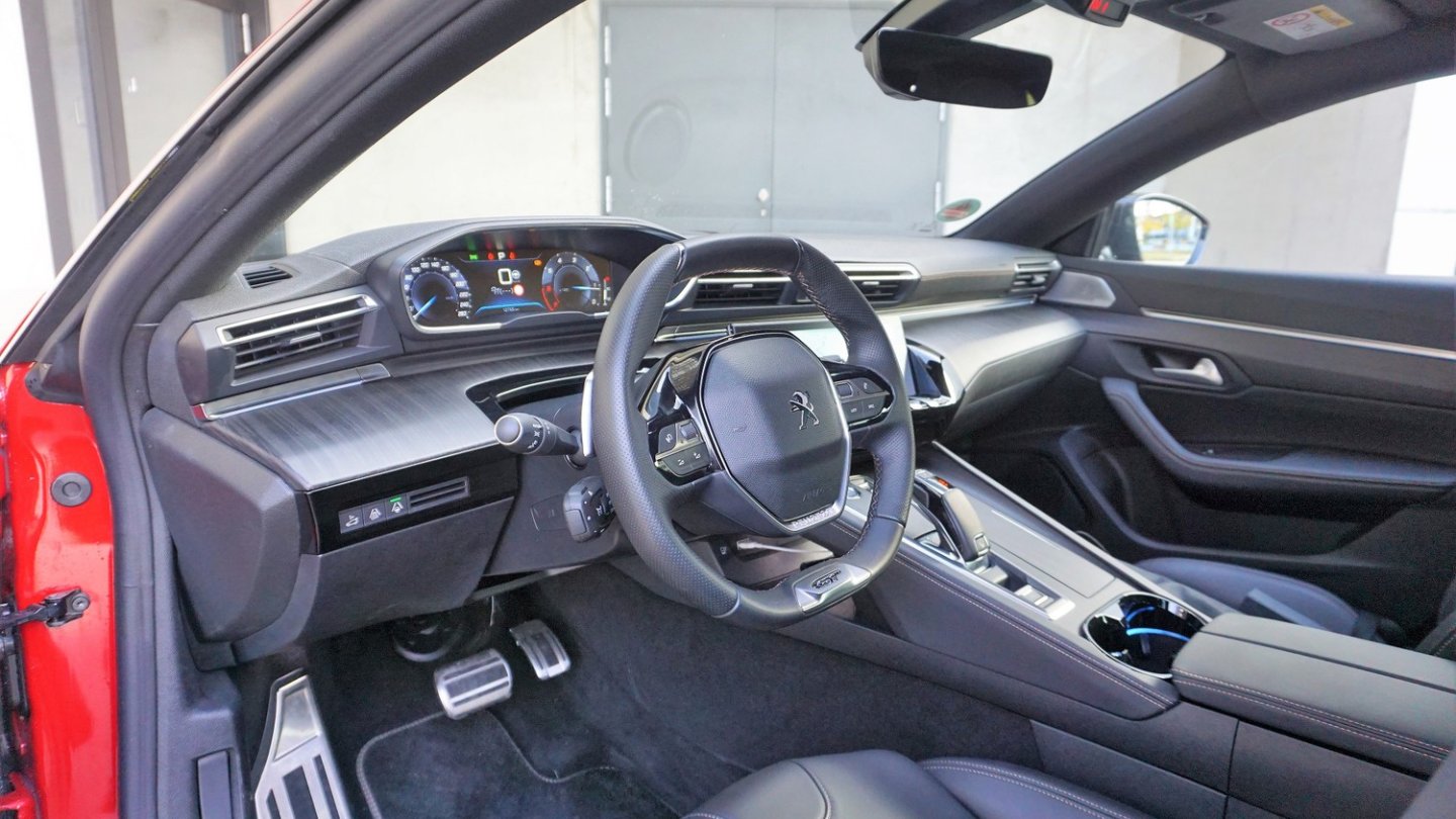 Das Cockpit ist eigenwillig, aber schnell erlenbar. Verabreitung und Materialien auf hohem Niveau.