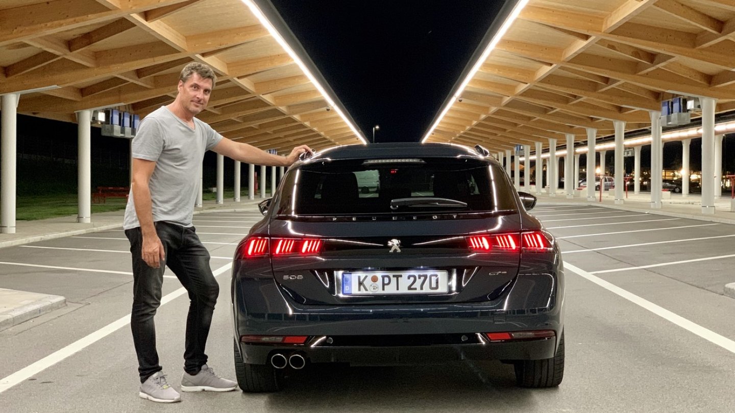 Ein Raststätte und der 508 SW - Die Kombination passt.