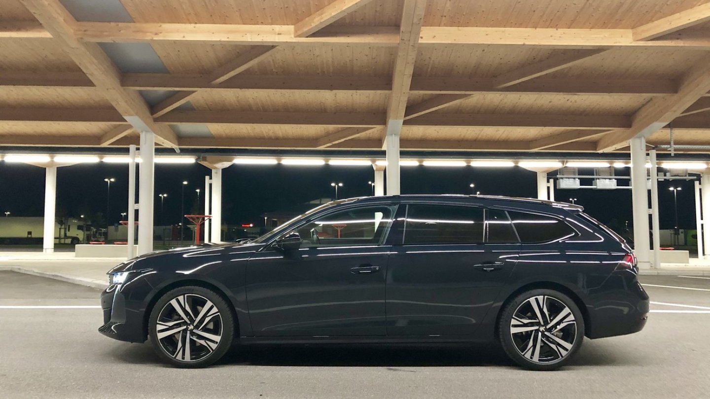 Die Lackfarbe des Testwagens heißt Hurricane Grau.