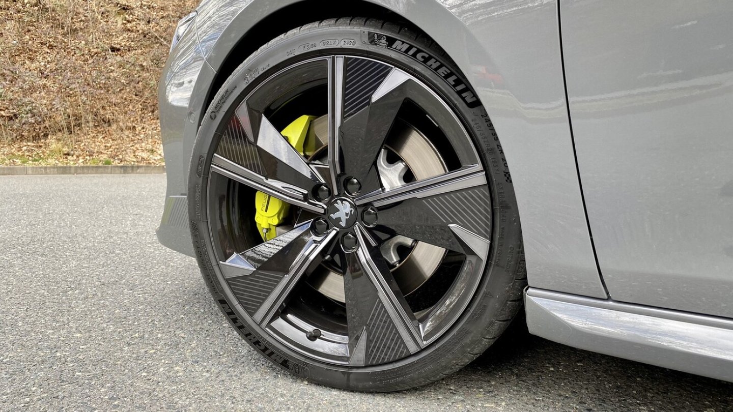 20 Zoll große Leichtmetallfelgen sind serienmäßig.
