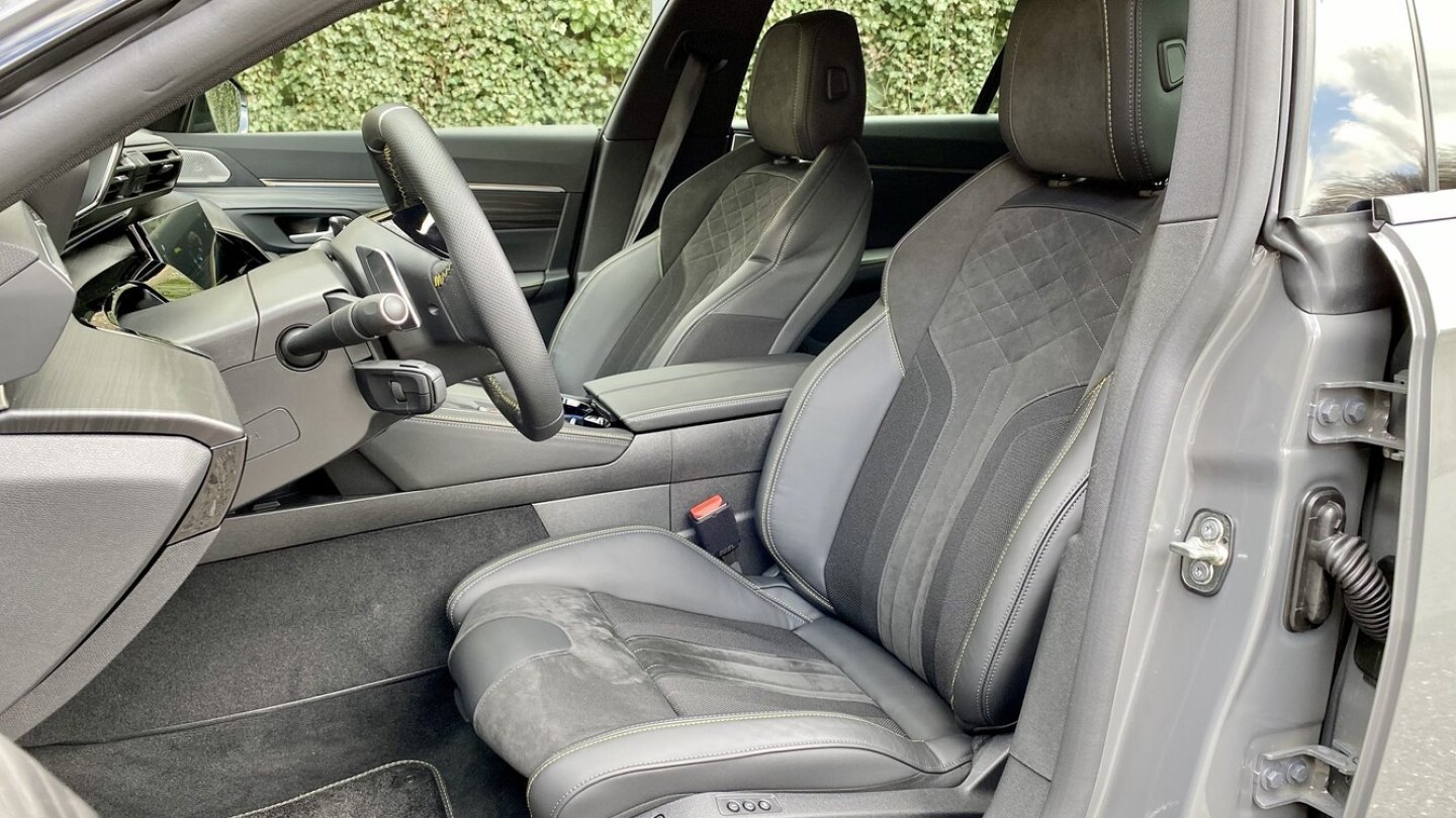 Die Sitze sind komfortabel, bieten aber nicht übermäßig viel Seitenhalt.