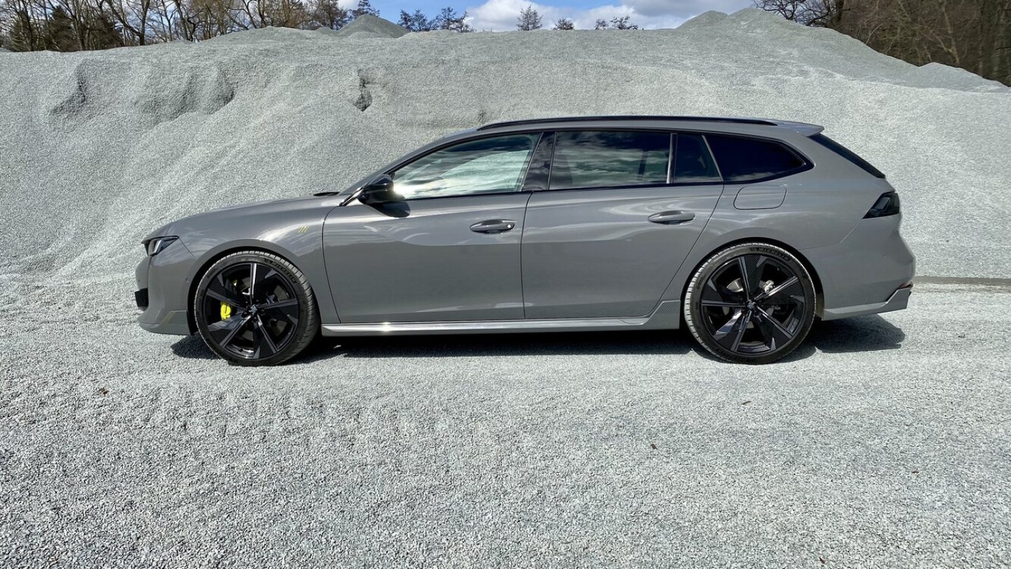 Das schicke Selenium-Grau ist die Serienfarbe des 508 PSE.