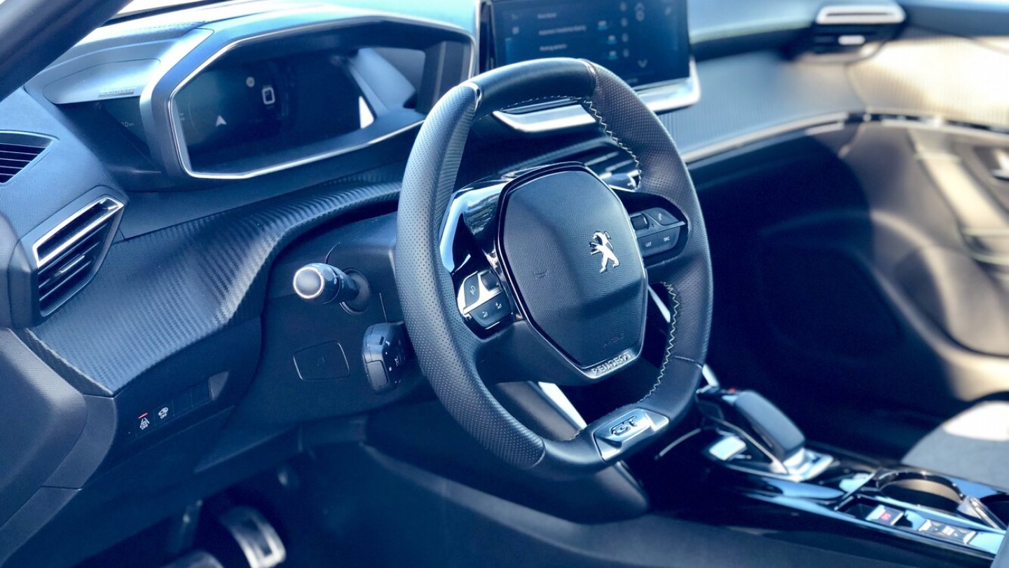 Auch der e-2008 hat Peugeots i-Cockpit.