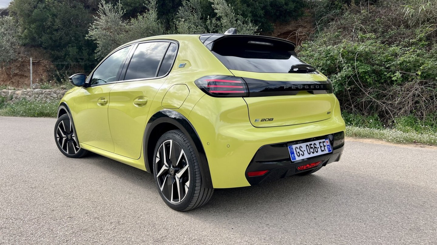 Ein Dreiphasen-Lader und die Wärmepumpe kosten extra.