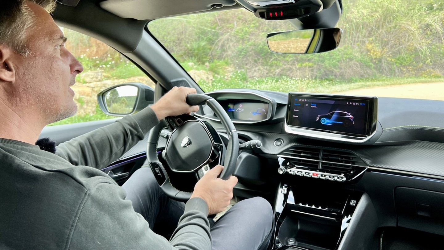 Dank guter Rundumsicht lässt sich der Peugeot E-208 zielsicher durch Kurven steuern.