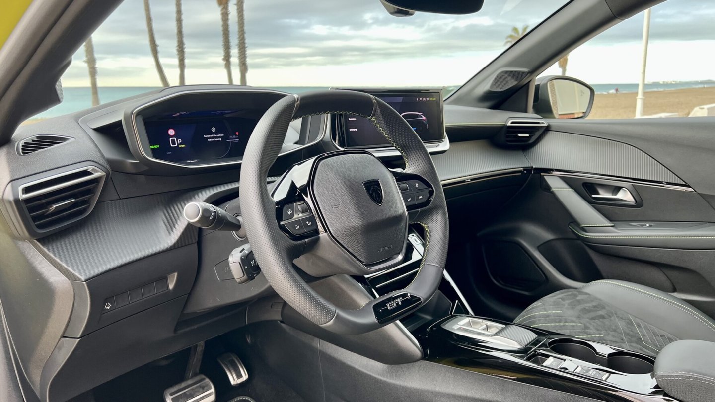 Tiefes Lenkrad und breite Mittelkonsole: Im 208 geht es kuschelig zu.