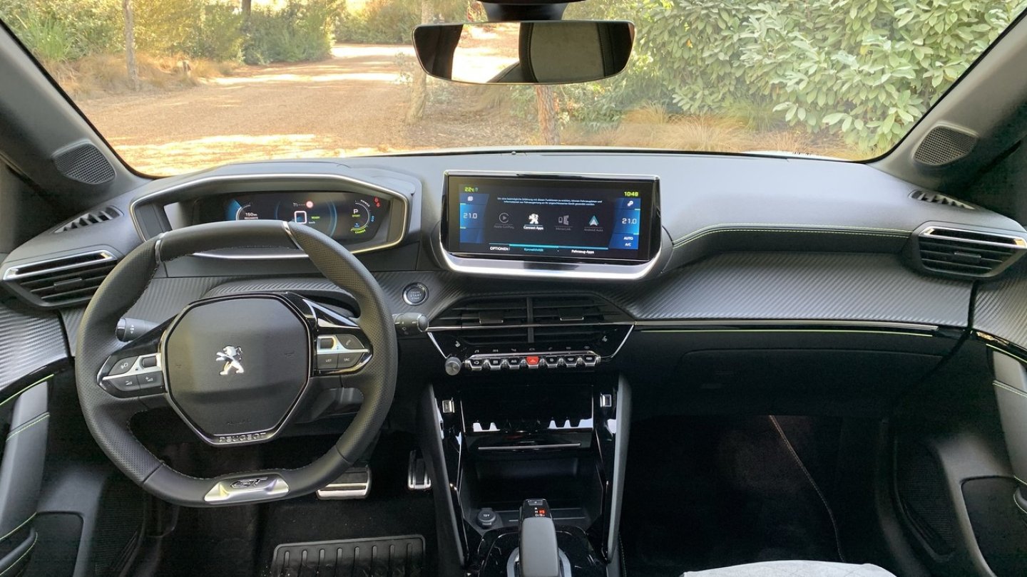 Modernes i-Cockpit mit 3D-Kombiinstrument.