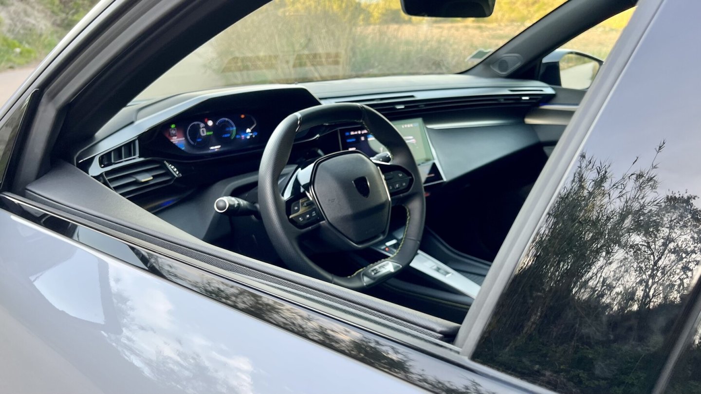 Der Fahrer blickt über das kleine Lenkrad auf die digitalen Instrumente.