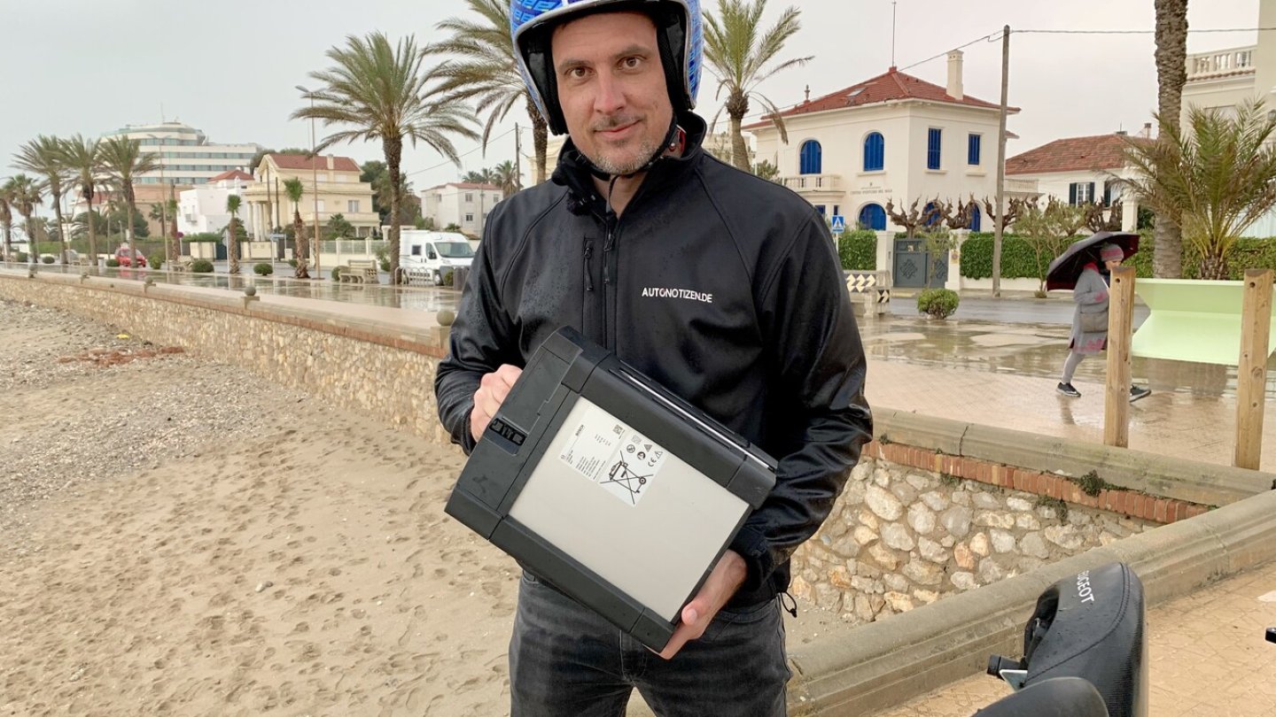 Der Akku ist herausnehmbar, er wiegt 11 kg.