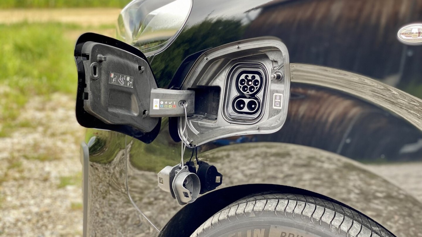 Der Ladestecker befindet sich im linken vorderen Kotflügel.