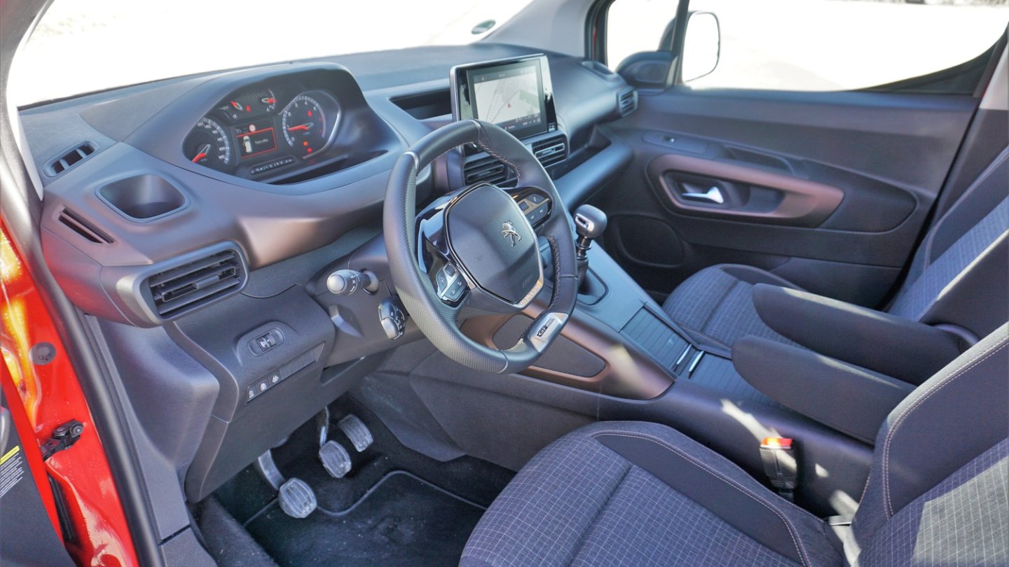 Im hochbauenden Van spielt das i-Cockpit seine Vorteile voll aus.