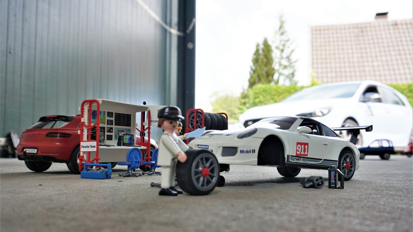 Der Porsche 911 GT3 Cup kommt mit Kommandostand und zweitem Reifensatz.