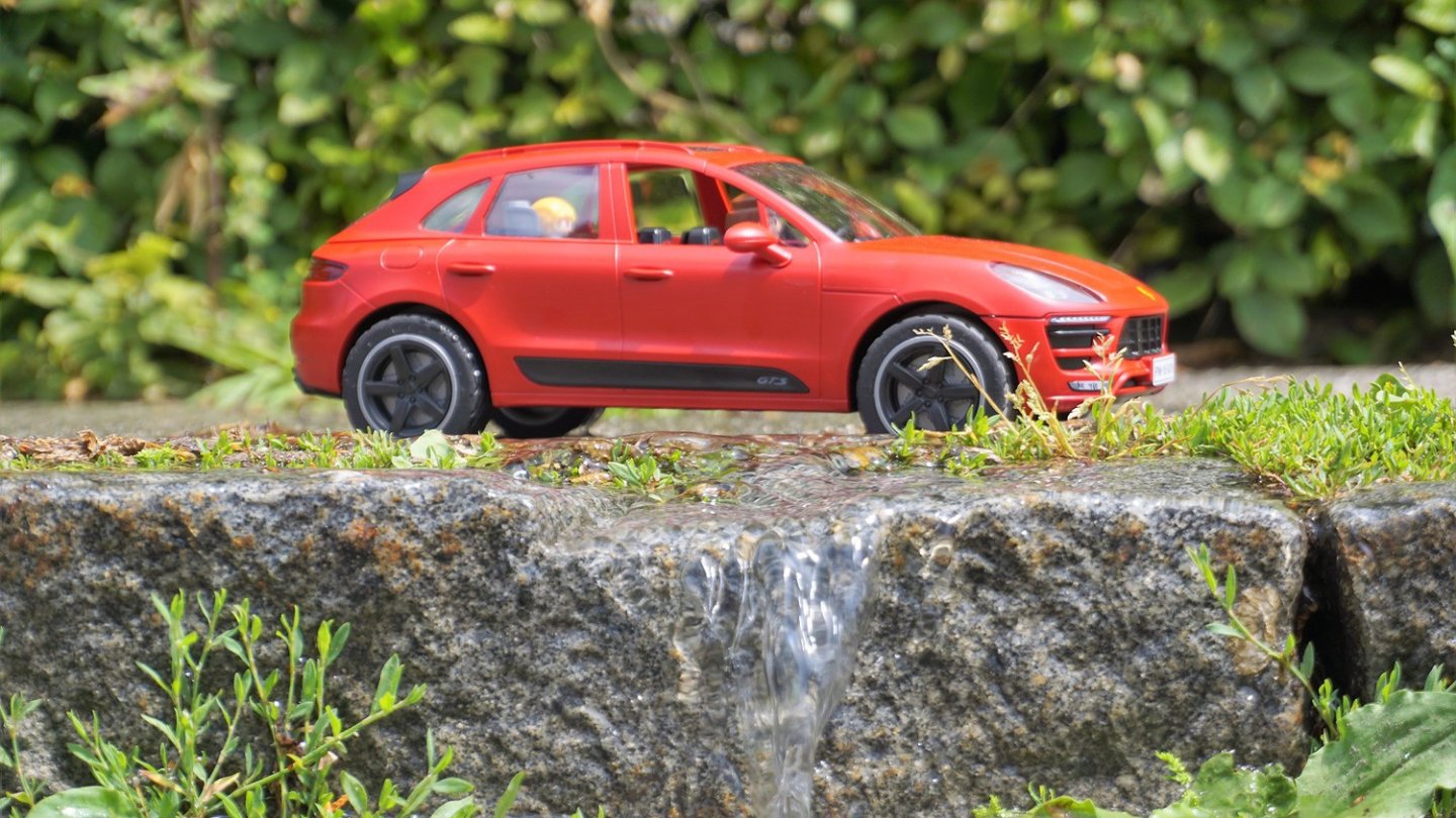 Wasser hat kein Problem mit der Größe: Der Porsche Macan GTS von Playmobil.