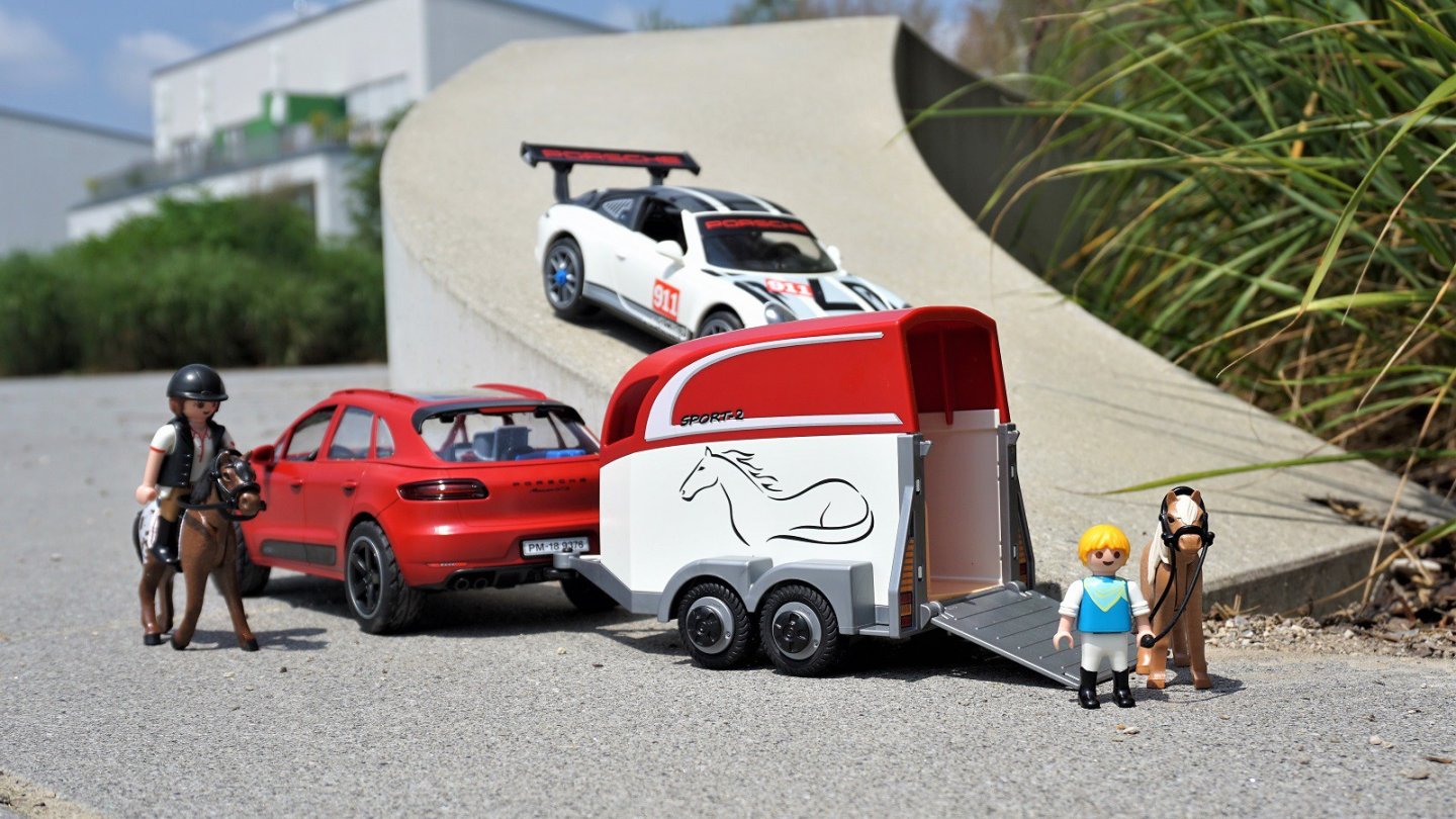 Zum Macan GTS gehört ein Pferdeanhänger mit Pferd und Pony.