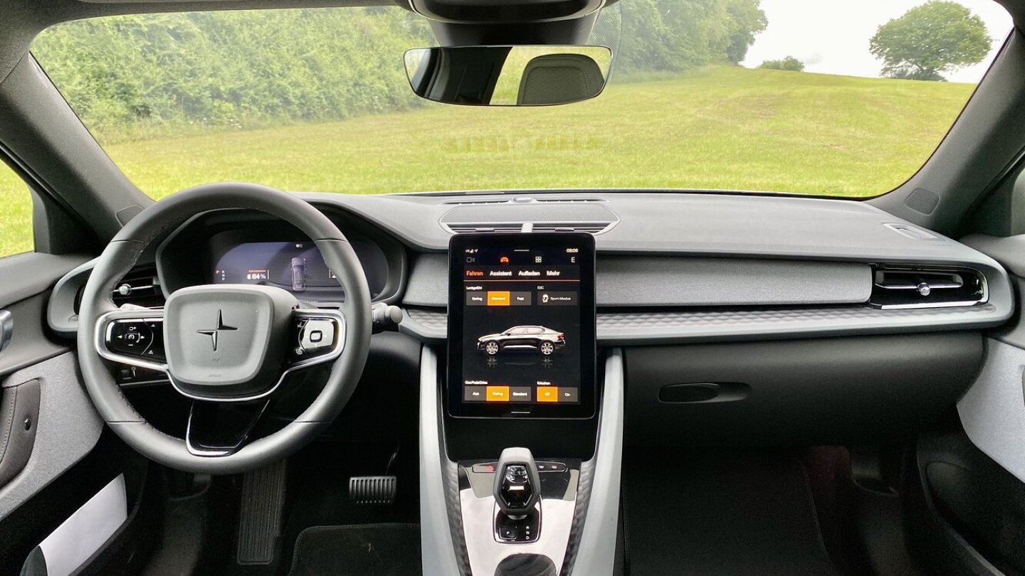 Das Cockpit des Polestar 2 bleibt unverändert.