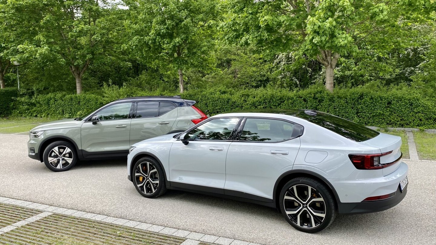 Der Polestar 2 fällt direkt als Elektroauto auf, der Volvo XC40 ist unauffälliger.