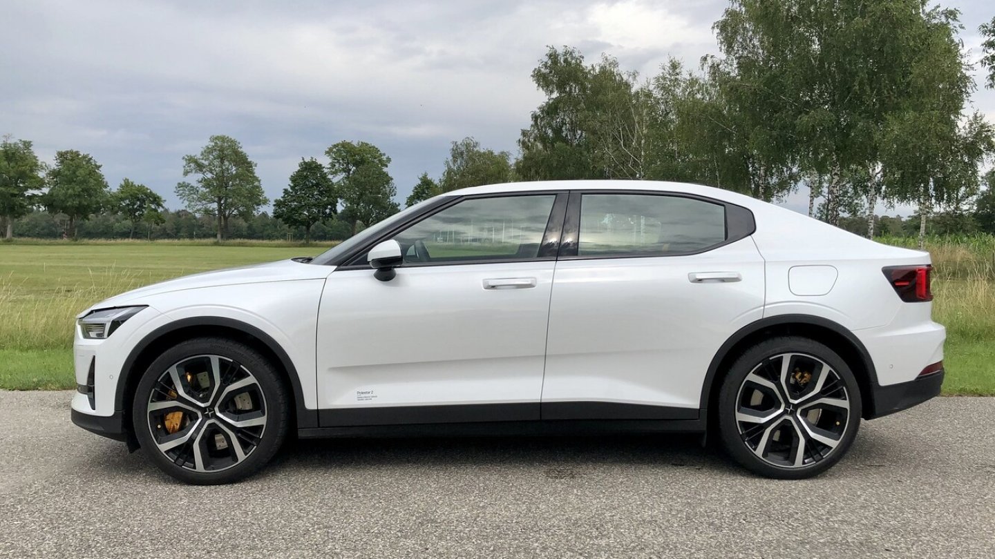 Der Polestar 2 hat eine große Heckklappe.