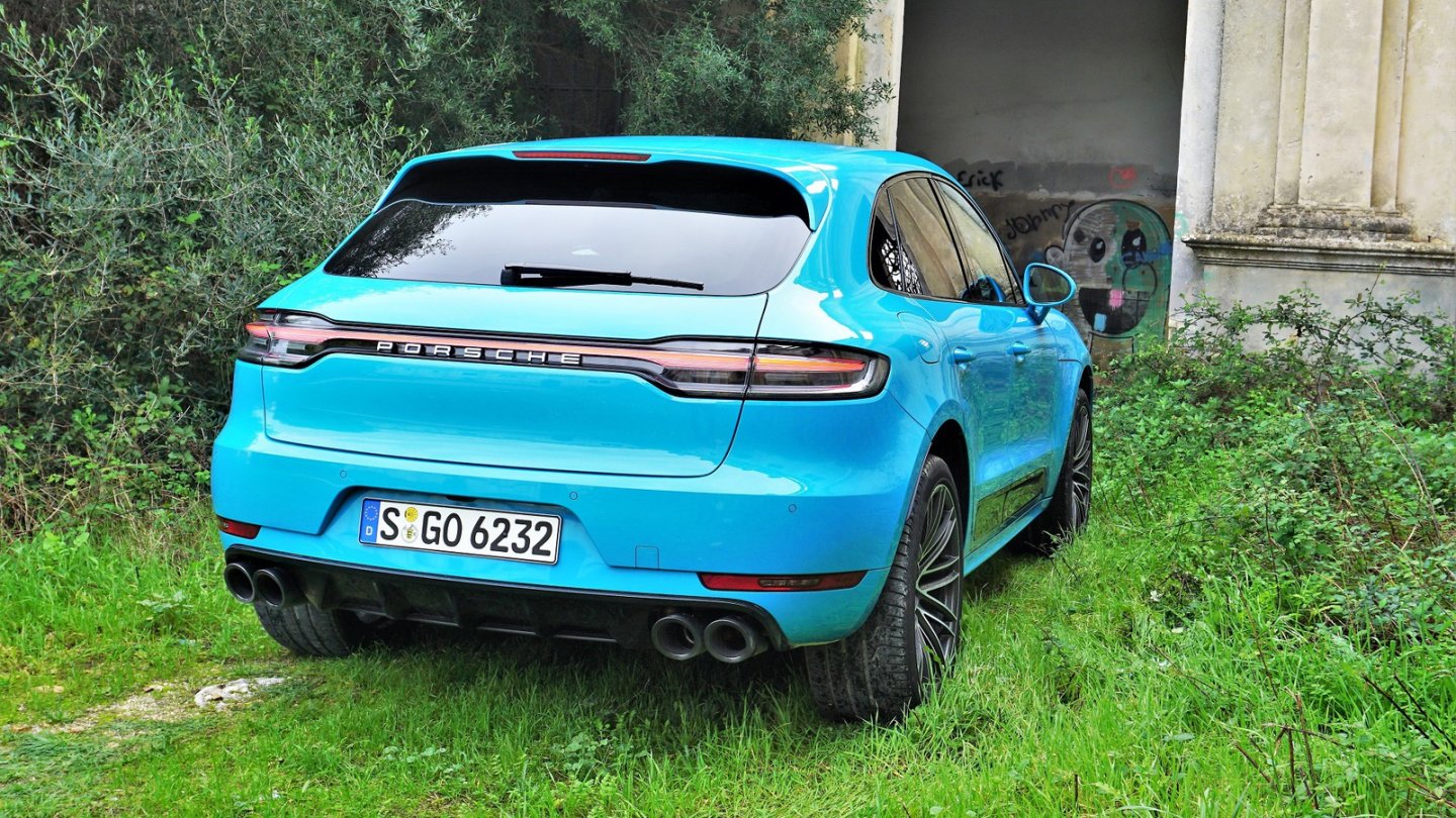 Das durchgehende Leuchtenband am Heck ziert jetzt auch den Macan.