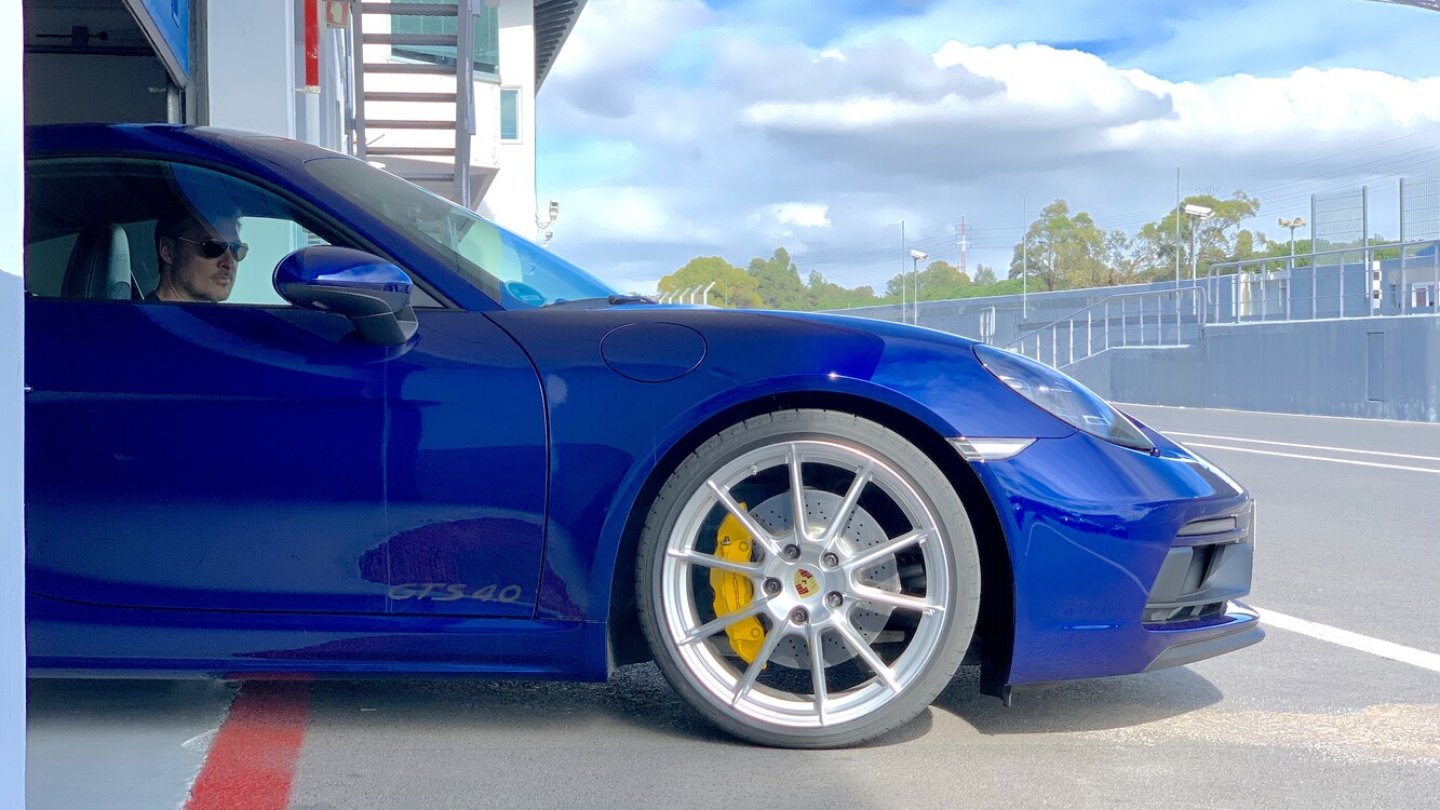 Raus aus der Box, rauf auf die Rennstrecke in Estoril.