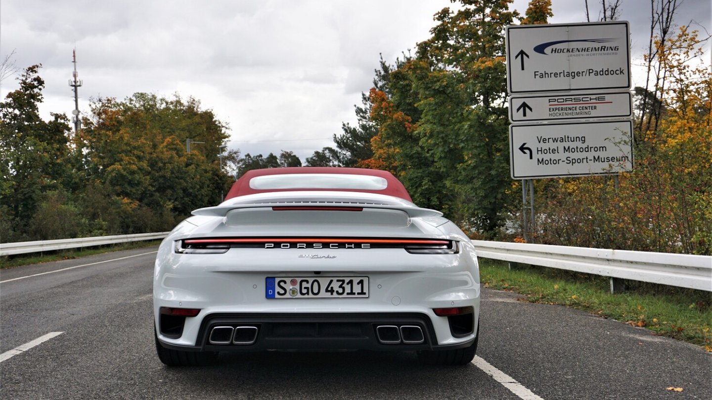 Die eckigen Endrohrblenden verraten die serienmäßige Abgasanlage.