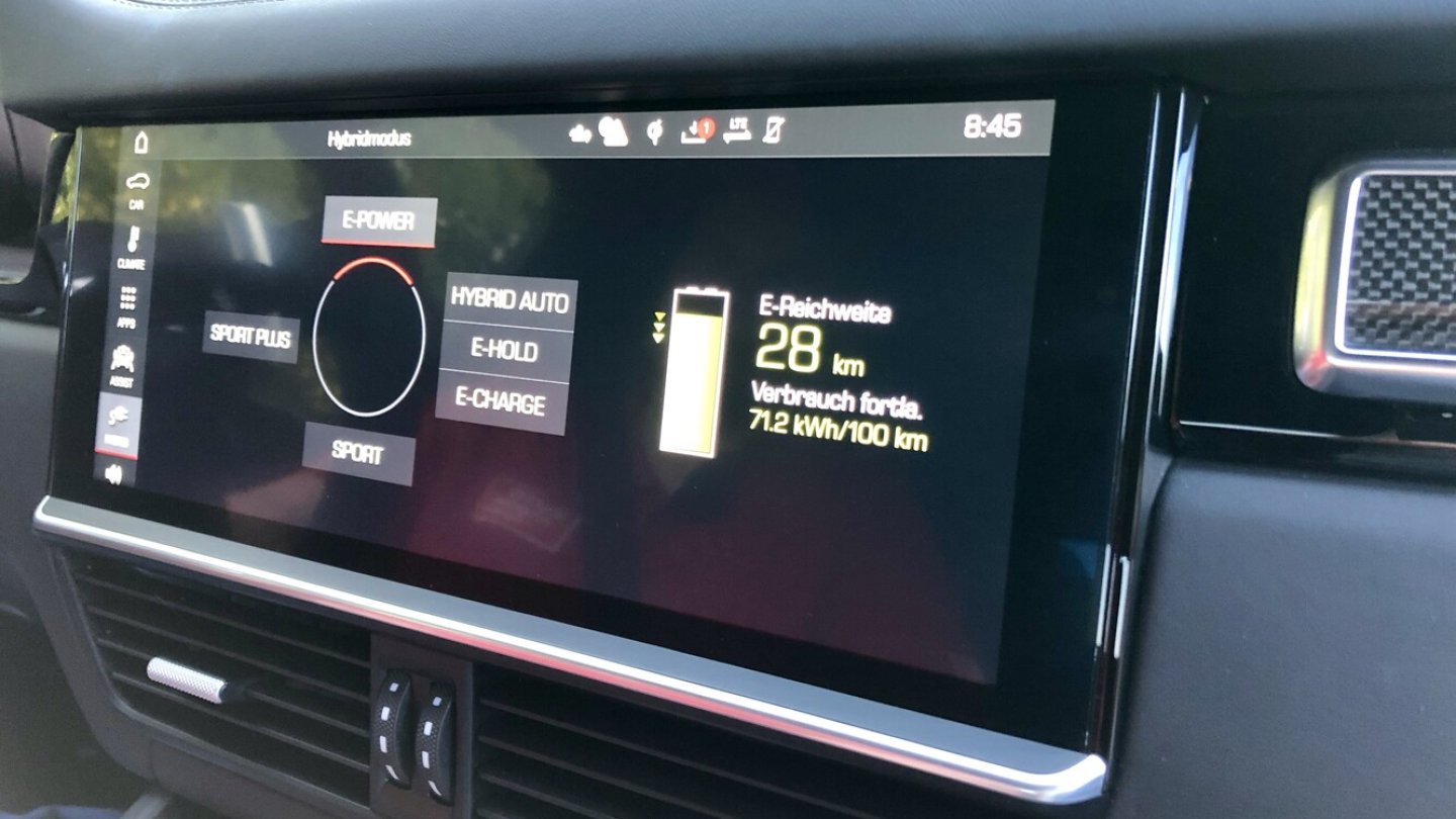 Im Infotainmentsystem gibt es ein Hybrid-Menü.